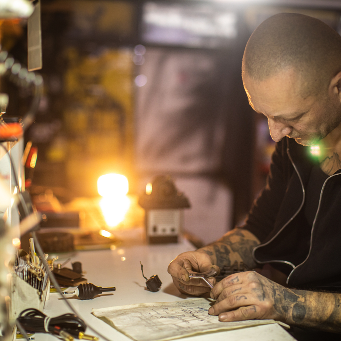 Rotary vs. Coil Tattoo Machines: Understanding the Key Differences