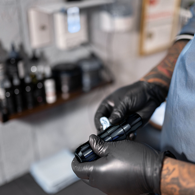 Efficiently Clean & Disinfect Your Wireless Tattoo Machine - Biomaser