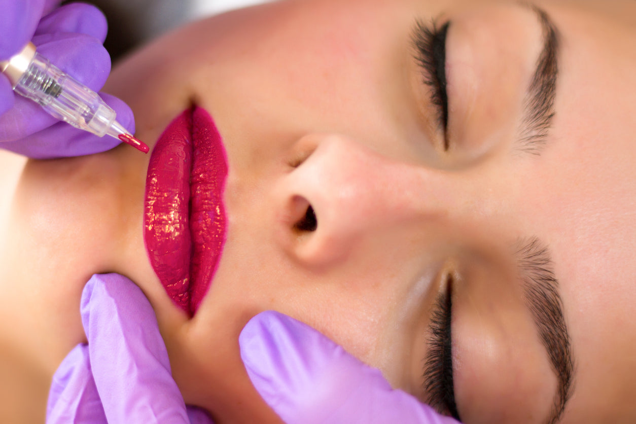 How should the Permanent Makeup artist communicate with the customer?